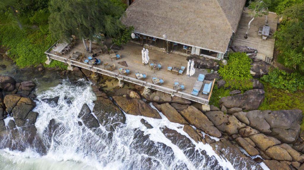 A house with straw bale roof right off the cliff and the sea with a huge terrace.