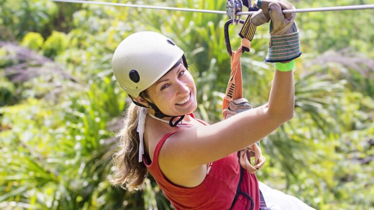 Zipline woman red t-shirt white helmer