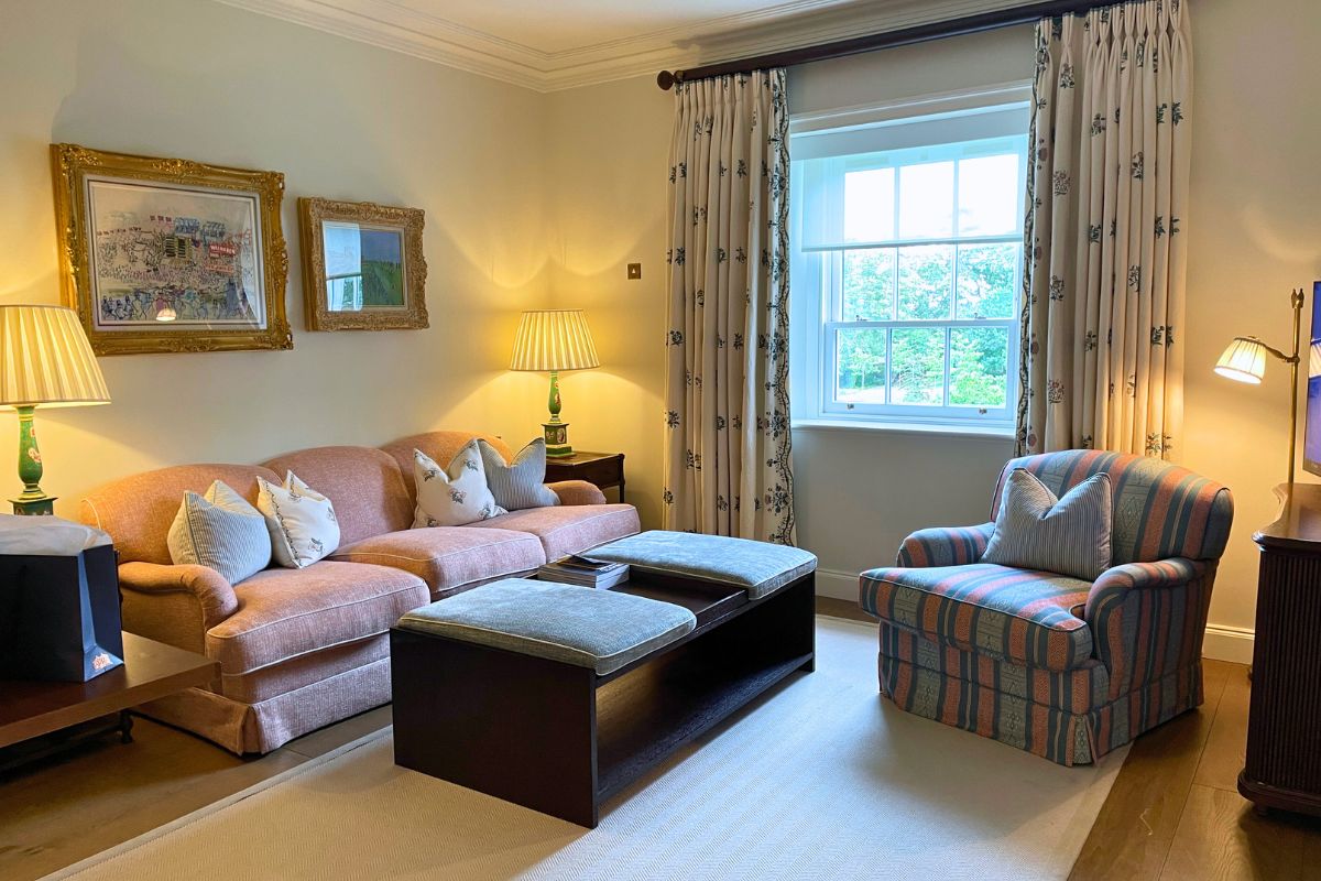 Living room with sofa, table, chair and tv.